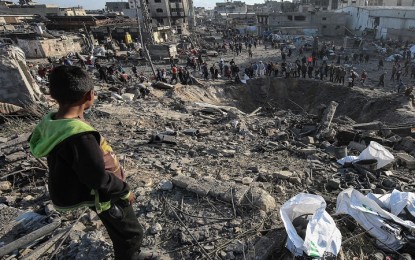 شهيد متأثر بإصابته وقوات الاحتلال تواصل قصف ونسف المنازل شرق غزة وخان يونس