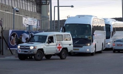 وزير جيش الاحتلال يقرر منع زيارة ممثلي الصليب الأحمر للمعتقلين