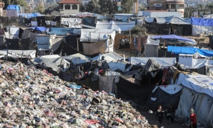 "هآرتس": جيش الاحتلال يحول أطراف غزة لمكب نفايات