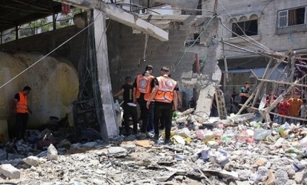 شهيدان ومصاب إثر انهيار جدار على نازحين في صالة قرب ميناء غزة