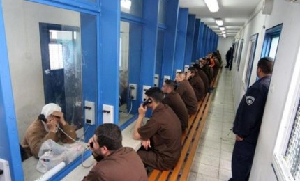 نادي الأسير: منع «زيارات الصليب» غطاء لجرائم الاحتلال